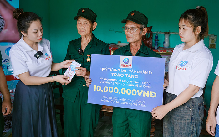 Hình ảnh tai nghe và biểu tượng hỗ trợ 24/7, thể hiện dịch vụ chăm sóc khách hàng chuyên nghiệp của Kubet19.