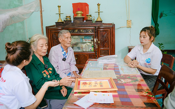 Hình ảnh gia đình và trẻ em được bảo vệ khỏi cờ bạc, tượng trưng cho phòng chống cờ bạc vị thành niên